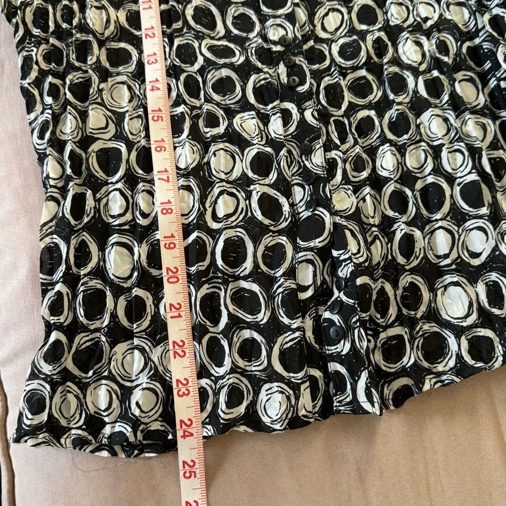 WORTHINGTON. L.Black & White Circle pattern. Ruffled,Pleated blouse.Button down. - Picture 8 of 8